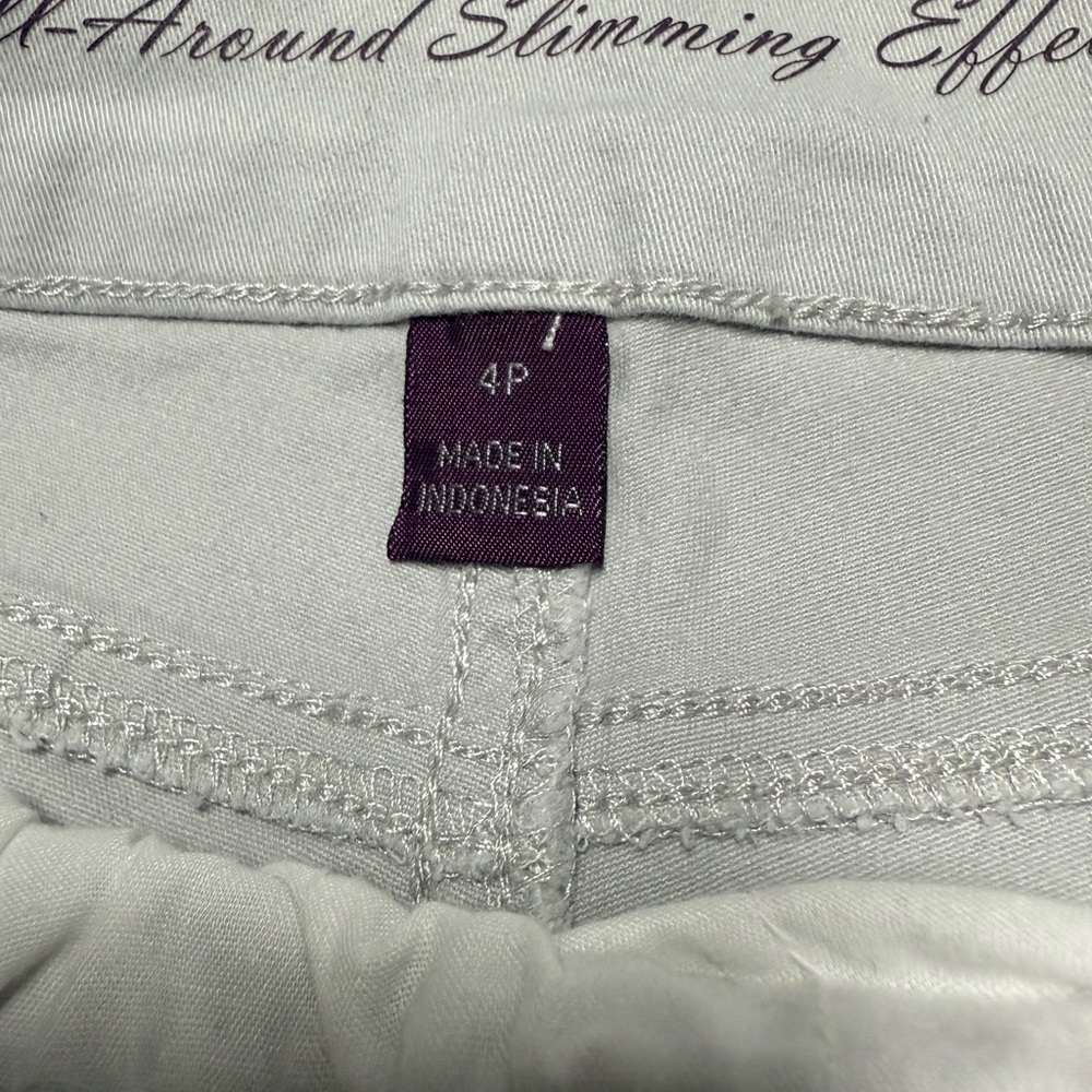 Gloria Vanderbilt all around slimming affect Amanda womenâs size 4 piece shorts. - Picture 2 of 6